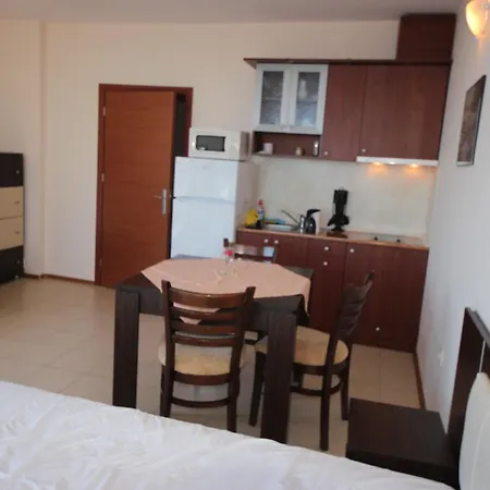 Menada In Sunny Apartment Slantschew brjag