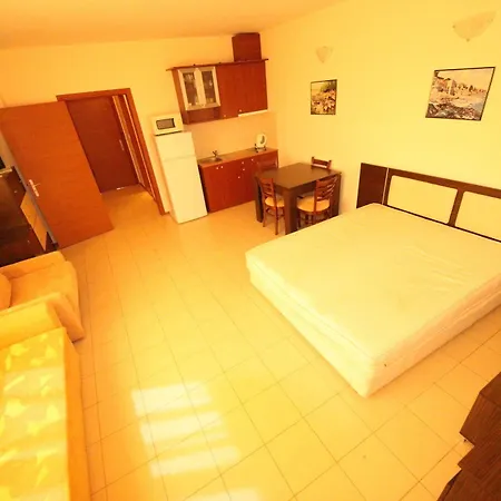 Menada In Sunny Apartment Slantschew brjag